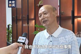 西超杯决赛1-4惨败死敌，赛后巴萨主帅哈维拥抱主席拉波尔塔